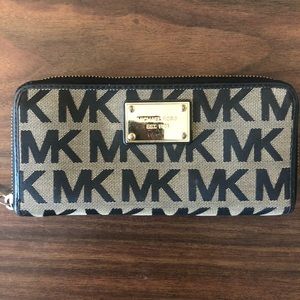 Michael Kors Tan/Black Wallet🐆